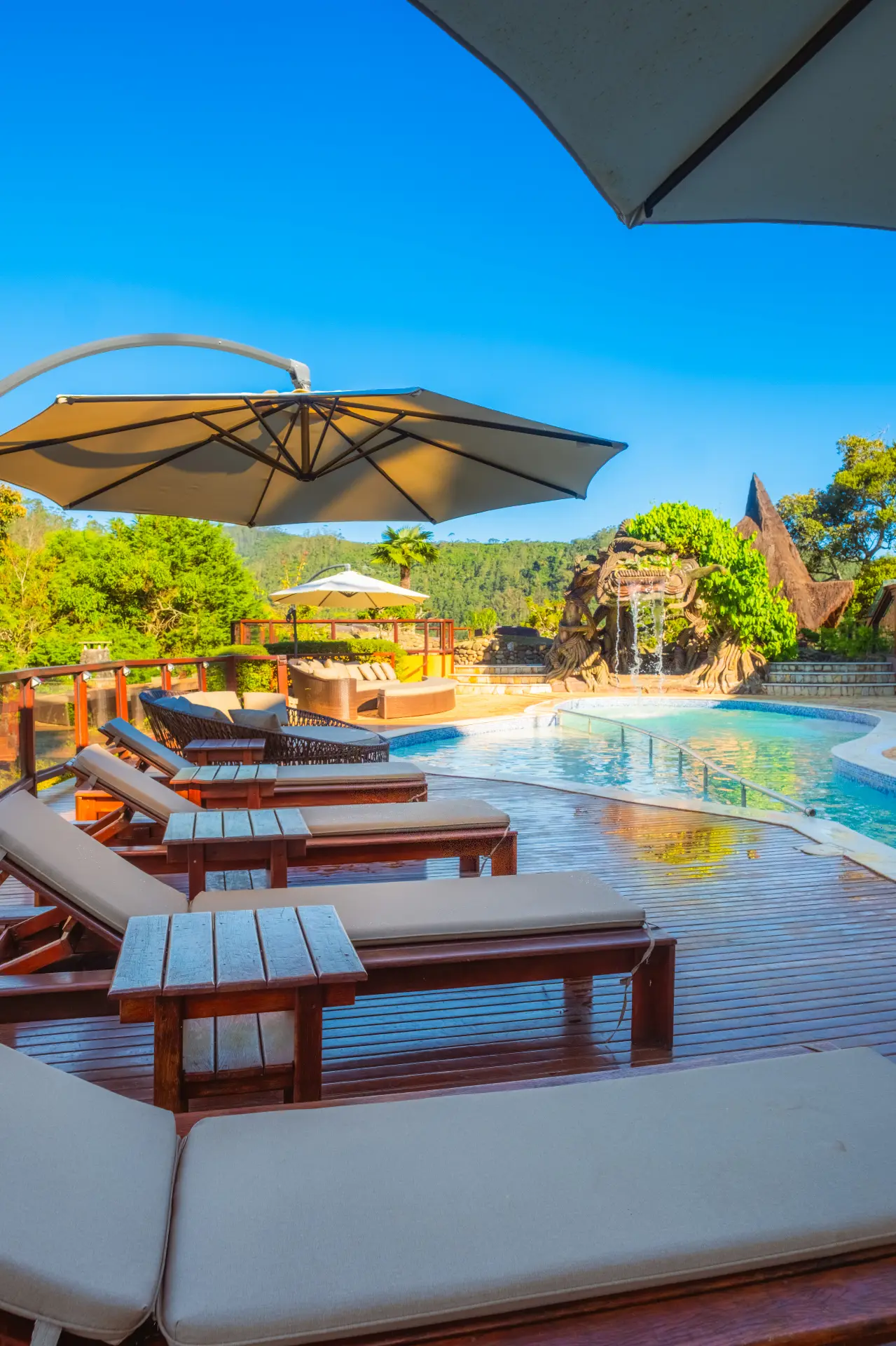 Deck da piscina com espreguiçadeiras